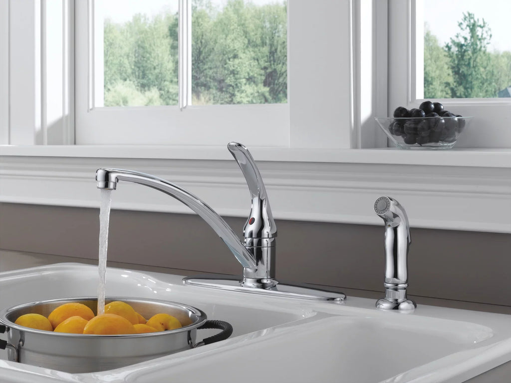 Faucet with Single Kitchen Handle Foundations® Spray Delta